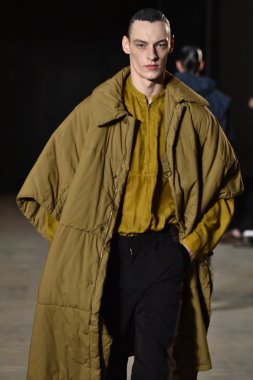 modeli Robert Geller giyen pist yürür