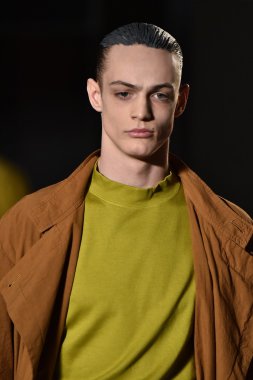 modeli Robert Geller giyen pist yürür