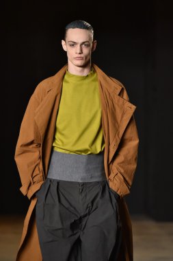 modeli Robert Geller giyen pist yürür