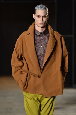 modeli Robert Geller giyen pist yürür