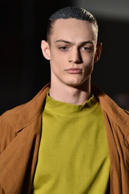 modeli Robert Geller giyen pist yürür