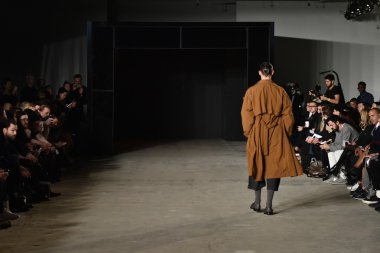 modeli Robert Geller giyen pist yürür