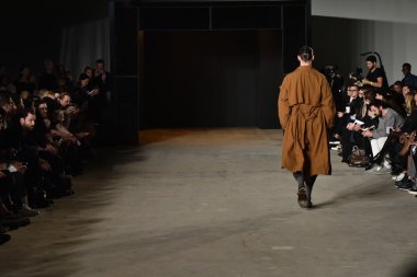 modeli Robert Geller giyen pist yürür