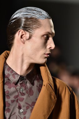 modeli Robert Geller giyen pist yürür