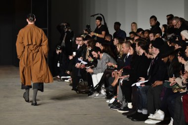 modeli Robert Geller giyen pist yürür