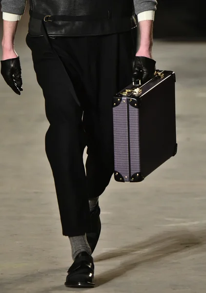 Modeli Robert Geller giyen pist yürür — Stok fotoğraf