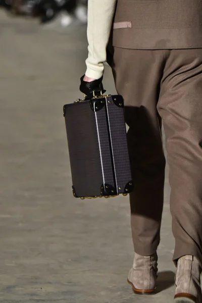 Modelu spacery pasa startowego sobie Robert Geller — Zdjęcie stockowe
