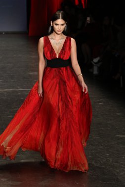 Kırmızı kadın kırmızı elbise koleksiyonu için git