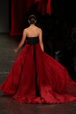 Kırmızı kadın kırmızı elbise koleksiyonu için git