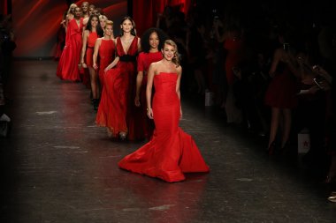 Kırmızı kadın kırmızı elbise koleksiyonu için git