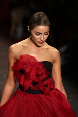 Kırmızı kadın kırmızı elbise koleksiyonu için git