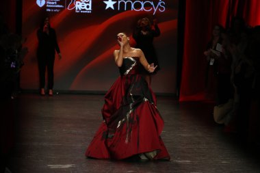 Kırmızı kadın kırmızı elbise koleksiyonu için git