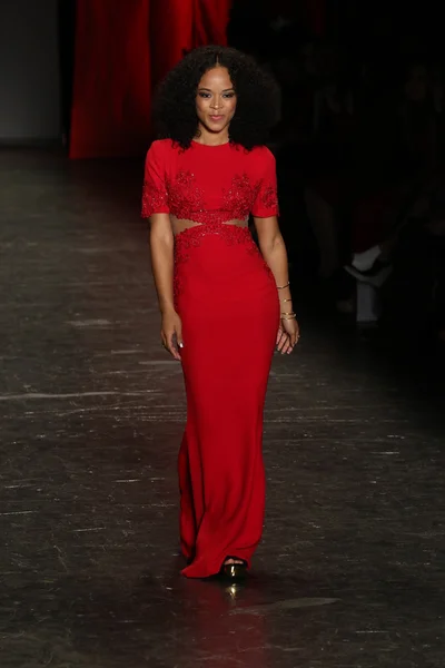 Aller rouge pour les femmes robe rouge Collection — Photo