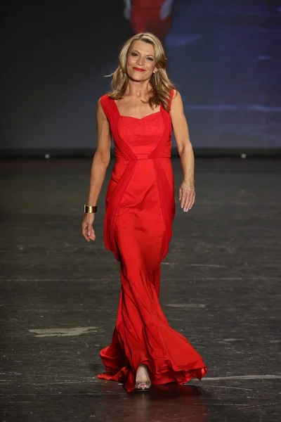 Ir rojo para las mujeres colección de vestido rojo — Foto de Stock