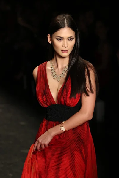 Aller rouge pour les femmes robe rouge Collection — Photo