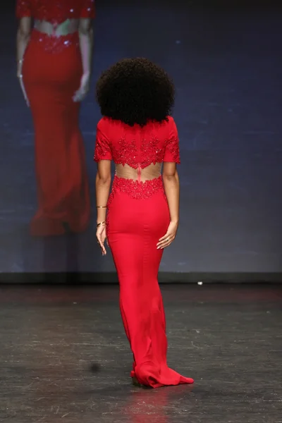 Ir vermelho para mulheres vestido vermelho coleção — Fotografia de Stock