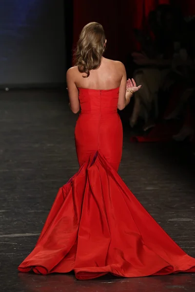 Ir vermelho para mulheres vestido vermelho coleção — Fotografia de Stock