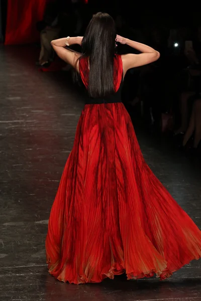 Ir vermelho para mulheres vestido vermelho coleção — Fotografia de Stock