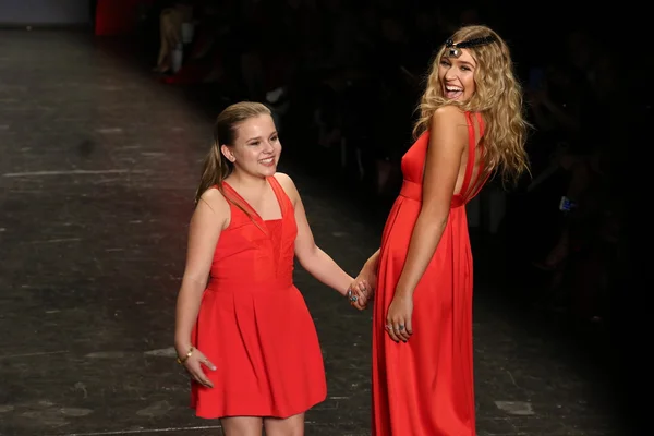 Go Red für Frauen Kollektion rotes Kleid — Stockfoto