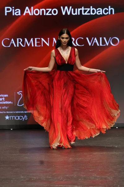 Przejdź czerwony dla kobiet czerwona sukienka kolekcja — Zdjęcie stockowe