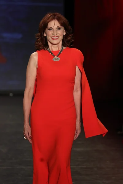 Ga van rood voor vrouwen rode jurk collectie — Stockfoto