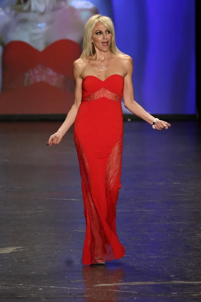 Ir rojo para las mujeres colección de vestido rojo — Foto de Stock