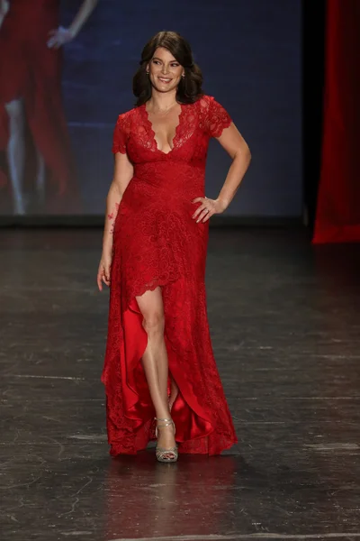 Ir rojo para las mujeres colección de vestido rojo — Foto de Stock