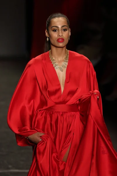 Ir vermelho para mulheres vestido vermelho coleção — Fotografia de Stock