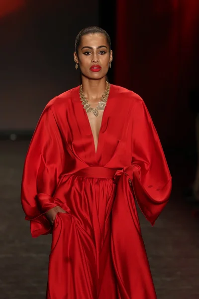 Kırmızı kadın kırmızı elbise koleksiyonu için git — Stok fotoğraf