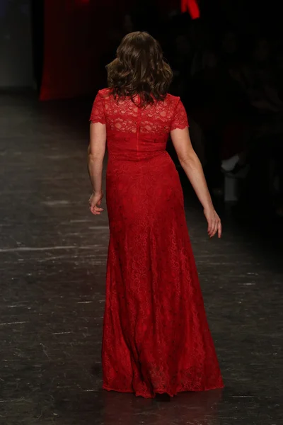 Kırmızı kadın kırmızı elbise koleksiyonu için git — Stok fotoğraf