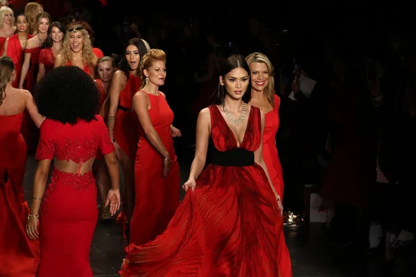 Andare rosso per le donne Collezione abito rosso — Foto Stock