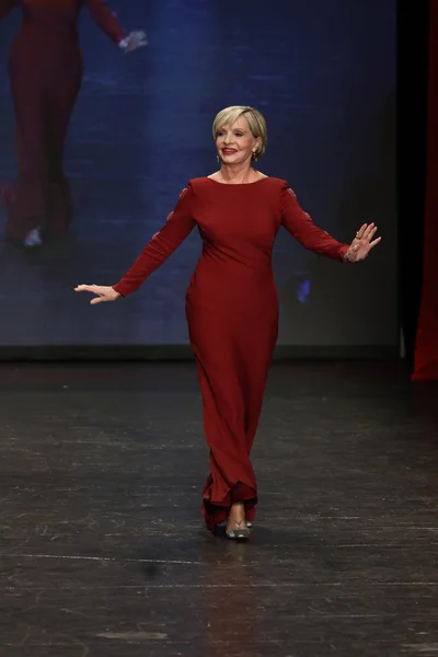 Ir vermelho para mulheres vestido vermelho coleção — Fotografia de Stock