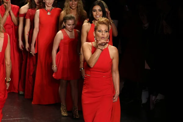Ir rojo para las mujeres colección de vestido rojo —  Fotos de Stock