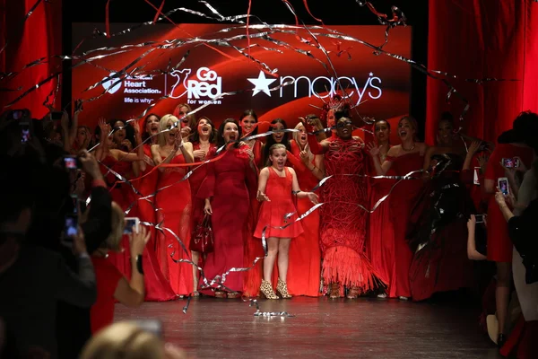 Ir vermelho para mulheres vestido vermelho coleção — Fotografia de Stock