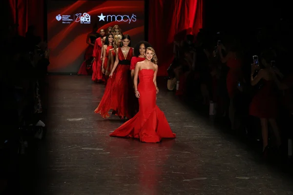 Aller rouge pour les femmes robe rouge Collection — Photo