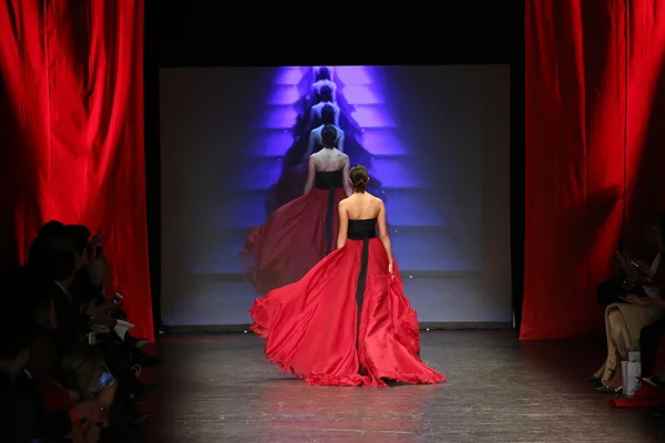 Andare rosso per le donne Collezione abito rosso — Foto Stock