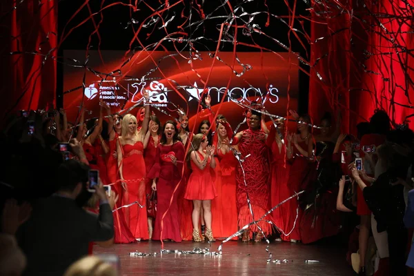 Ir vermelho para mulheres vestido vermelho coleção — Fotografia de Stock