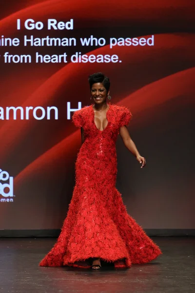 Ir rojo para las mujeres colección de vestido rojo — Foto de Stock