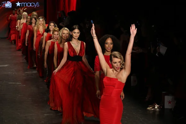 Красное платье для женщин — стоковое фото