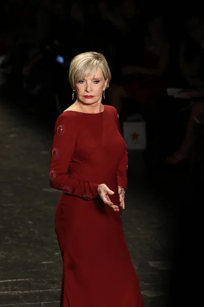 Gå röd för kvinnor röd klänning samling — Stockfoto