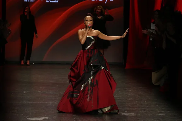 Ir vermelho para mulheres vestido vermelho coleção — Fotografia de Stock