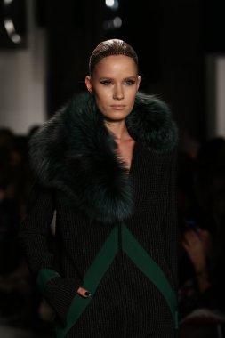 Pamella Roland defile