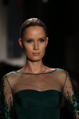 Pamella Roland defile