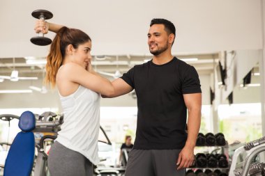 genç bir kadın yardımcı antrenör