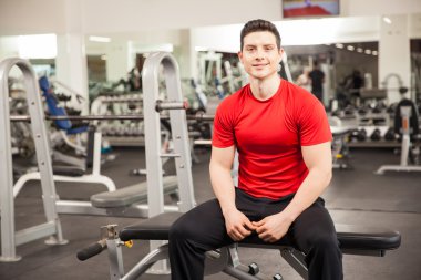 bir bankta oturan genç adam