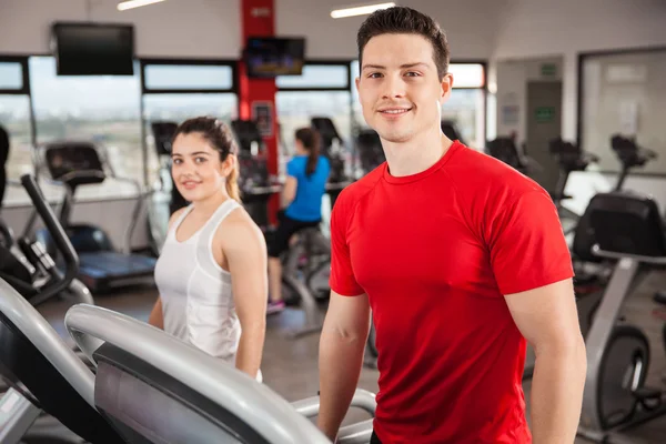 Homme sportif faisant de l'exercice sur un tapis roulant — Photo