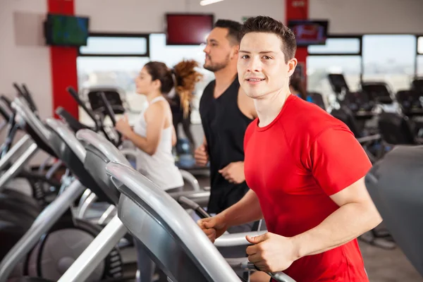 Hombres latinos corriendo en una cinta de correr —  Fotos de Stock