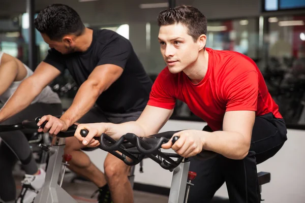 Homens jovens fazendo um pouco de cardio — Fotografia de Stock