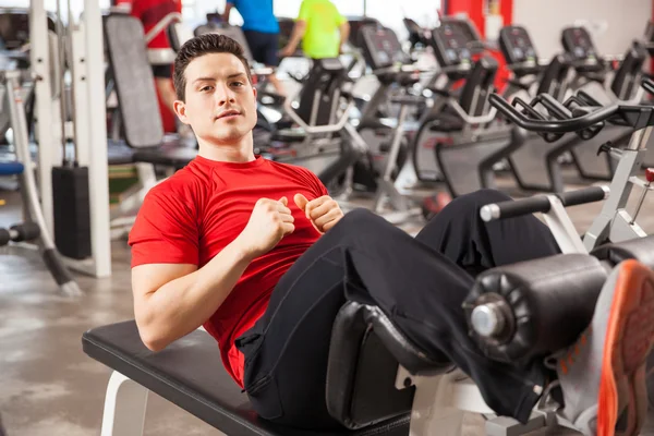 Man doing crunches — Stock Photo, Image