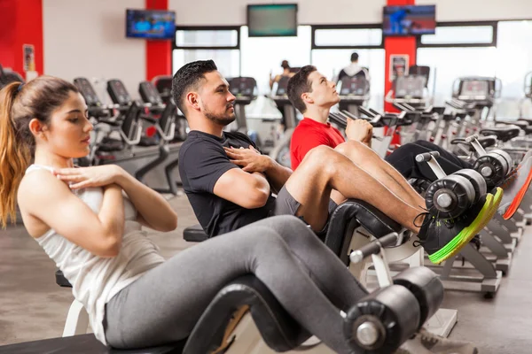 Kvinnan gör crunches — Stockfoto